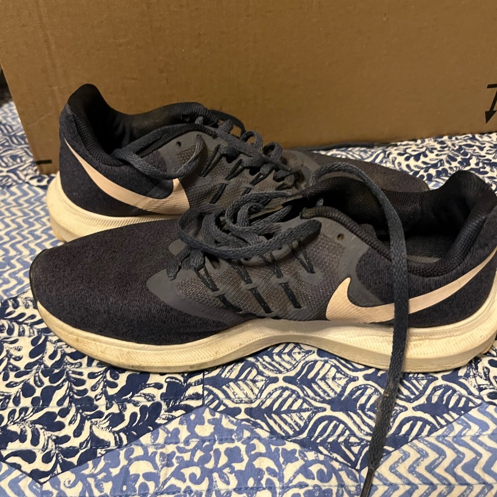 Nike Women's Blue and Cream Athletic Shoes